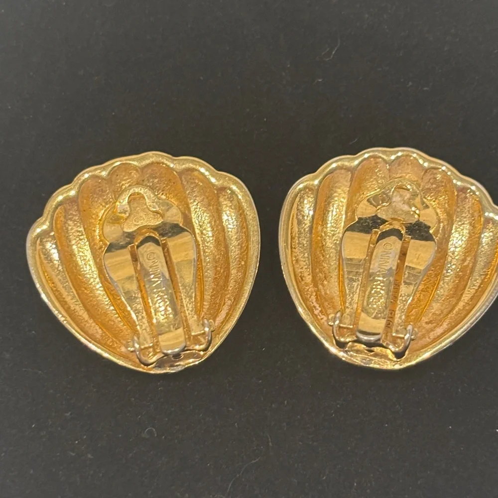 Nina Ricci Vintage Two-Toned Clip-On Shell Earrings - Picture 5 of 6